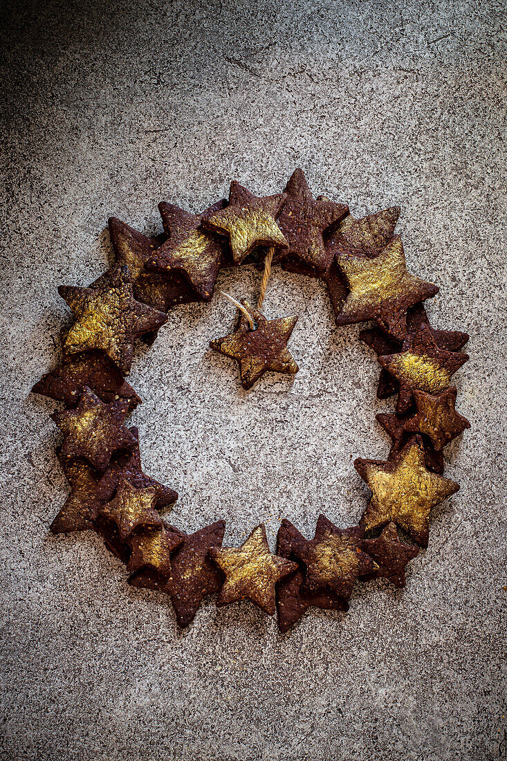 A wreath of gingerbread with dark chocolate