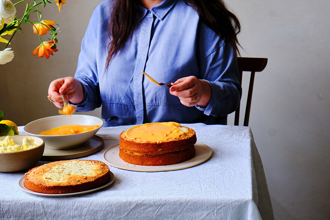 Schichtkuchen mit Lemon Curd belegen