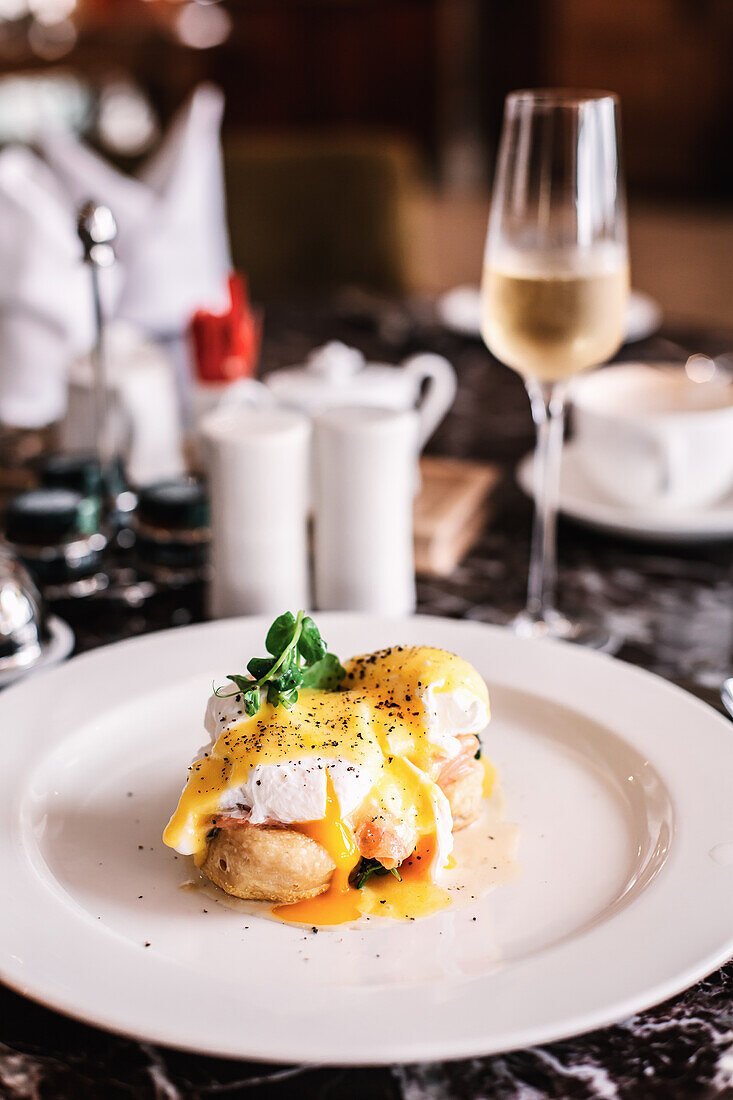 Eggs Benedict with Champagne