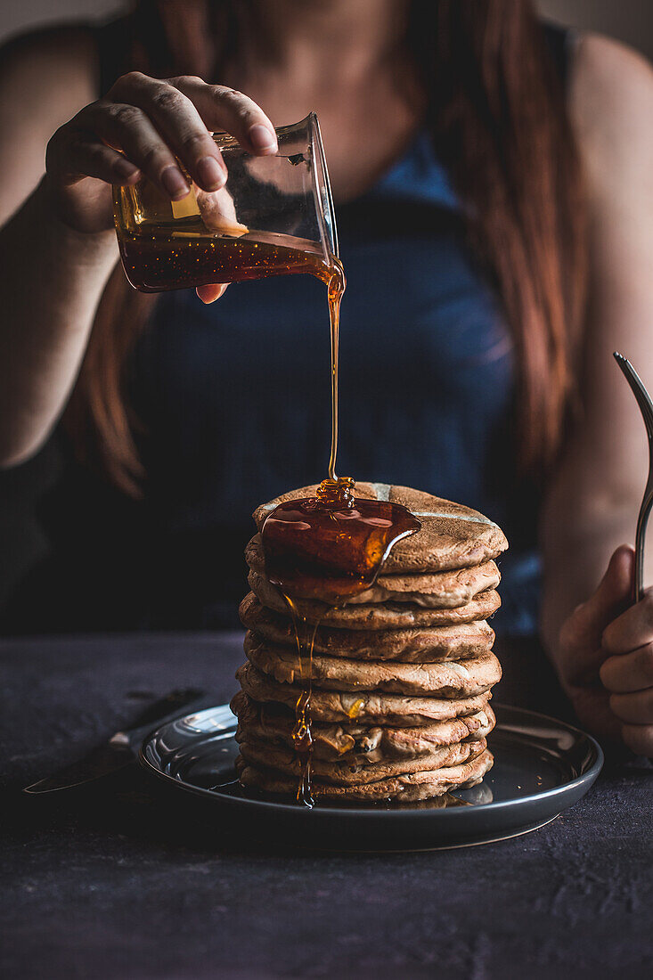 Hot Cross Bun-Pancakes mit Honig beträufeln
