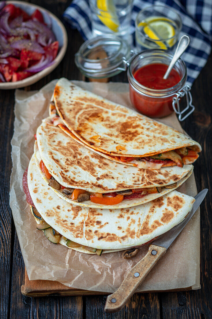 Piada mit Salami und Gemüse