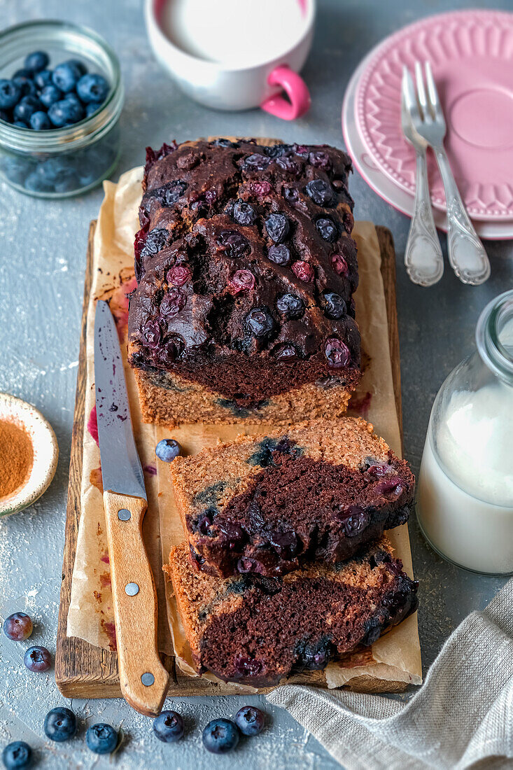 Veganer Schokokuchen mit Blaubeeren