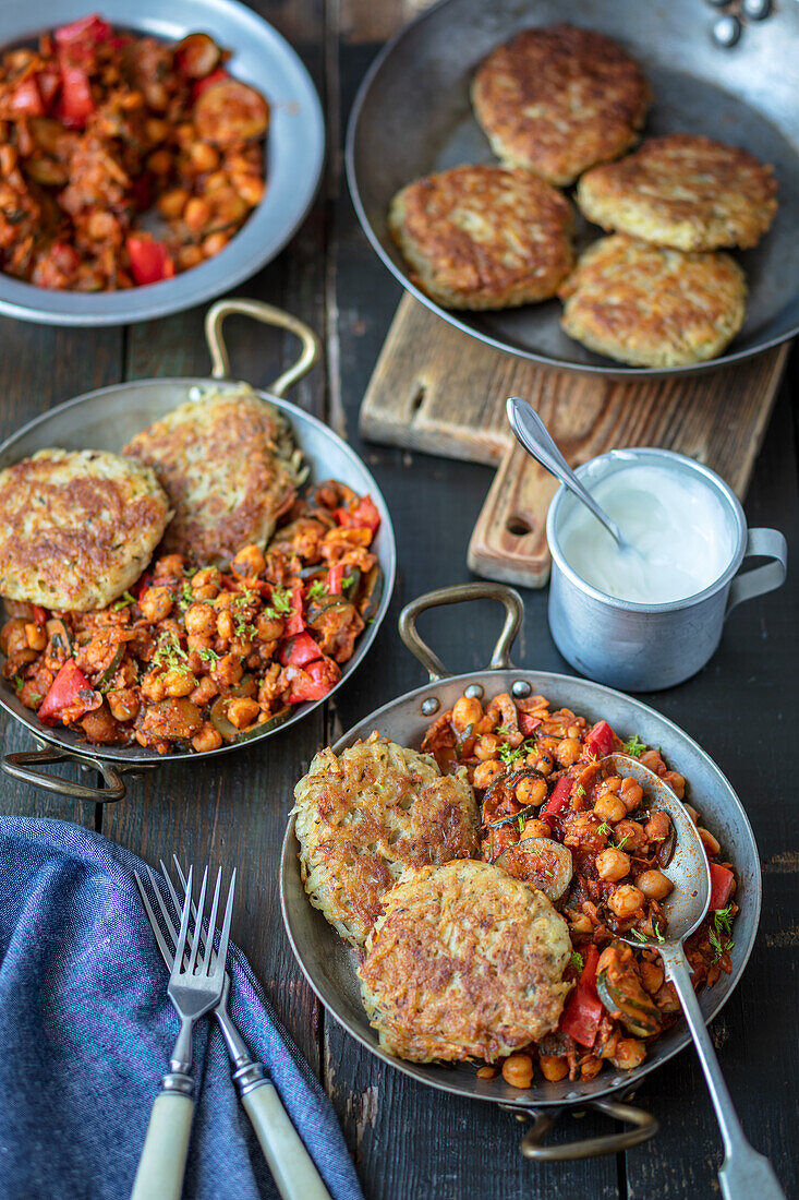 Kichererbsen-Gulasch mit Kartoffelküchlein (vegan)