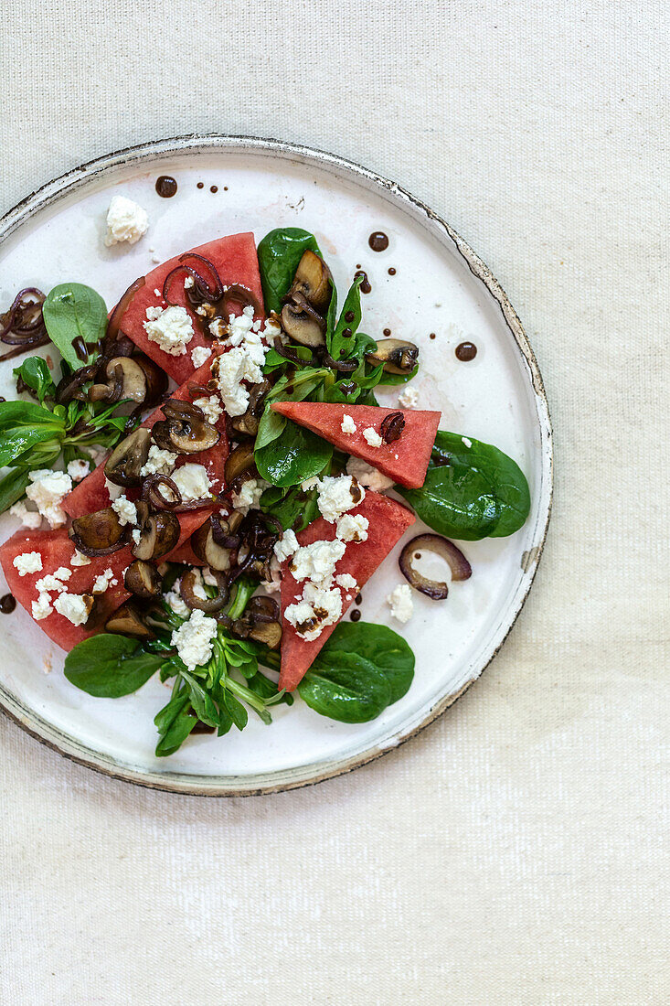 Wassermelonensalat mit Pilzen und Feta