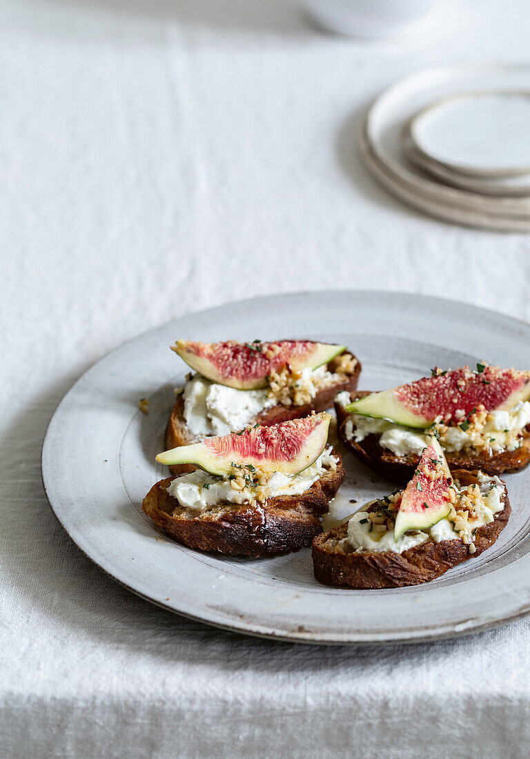 Bruschetta with cheese cream and fresh figs