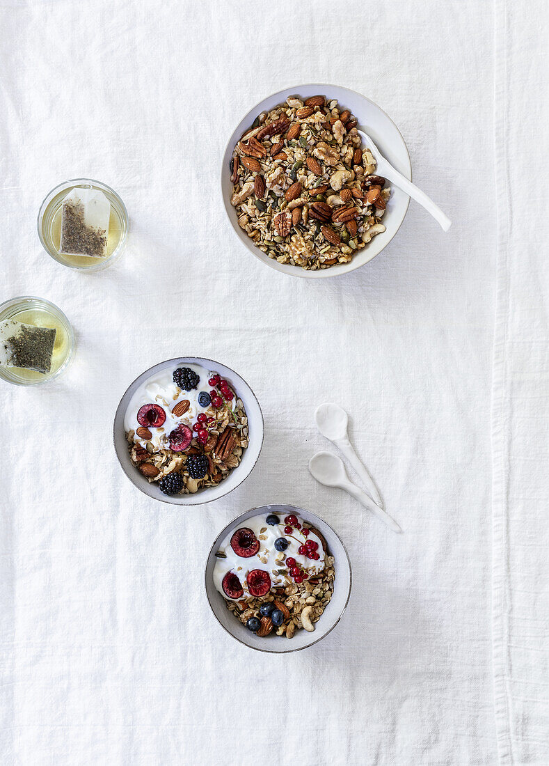 Granola with yoghurt and fruit