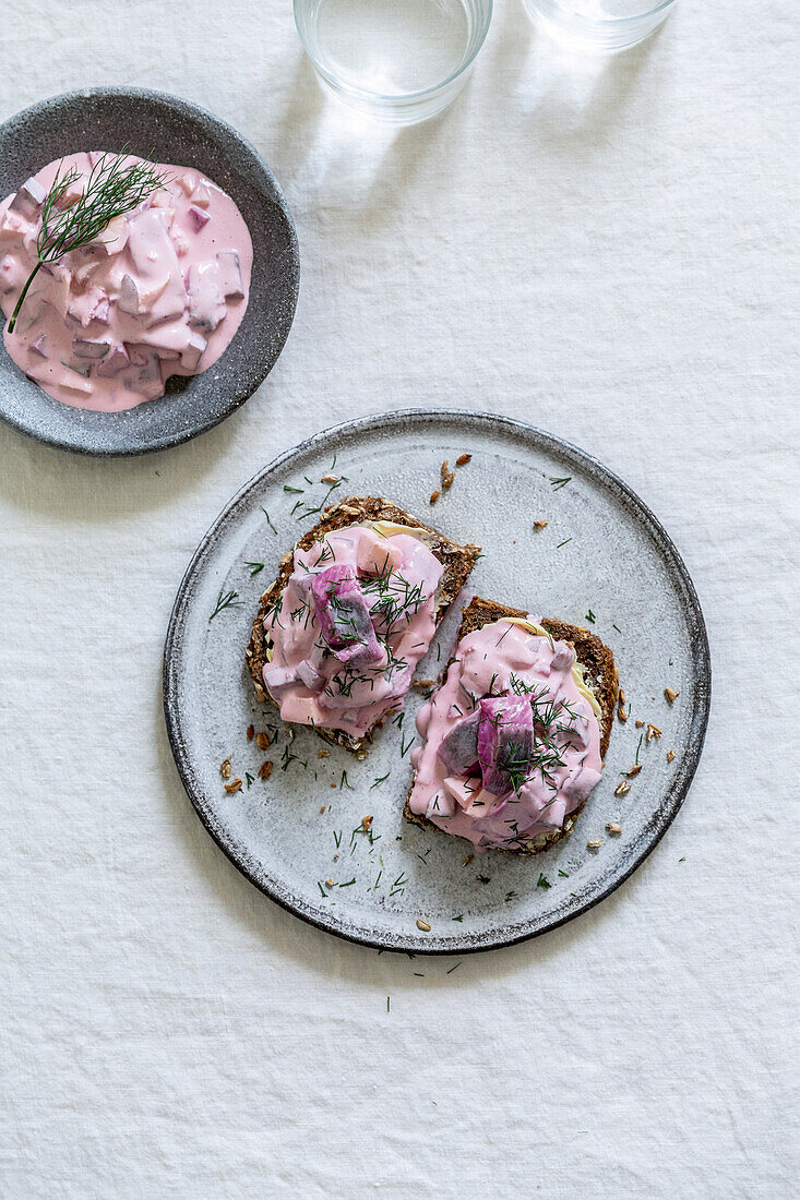 Heringssalat auf Brot zum Katerfrühstück