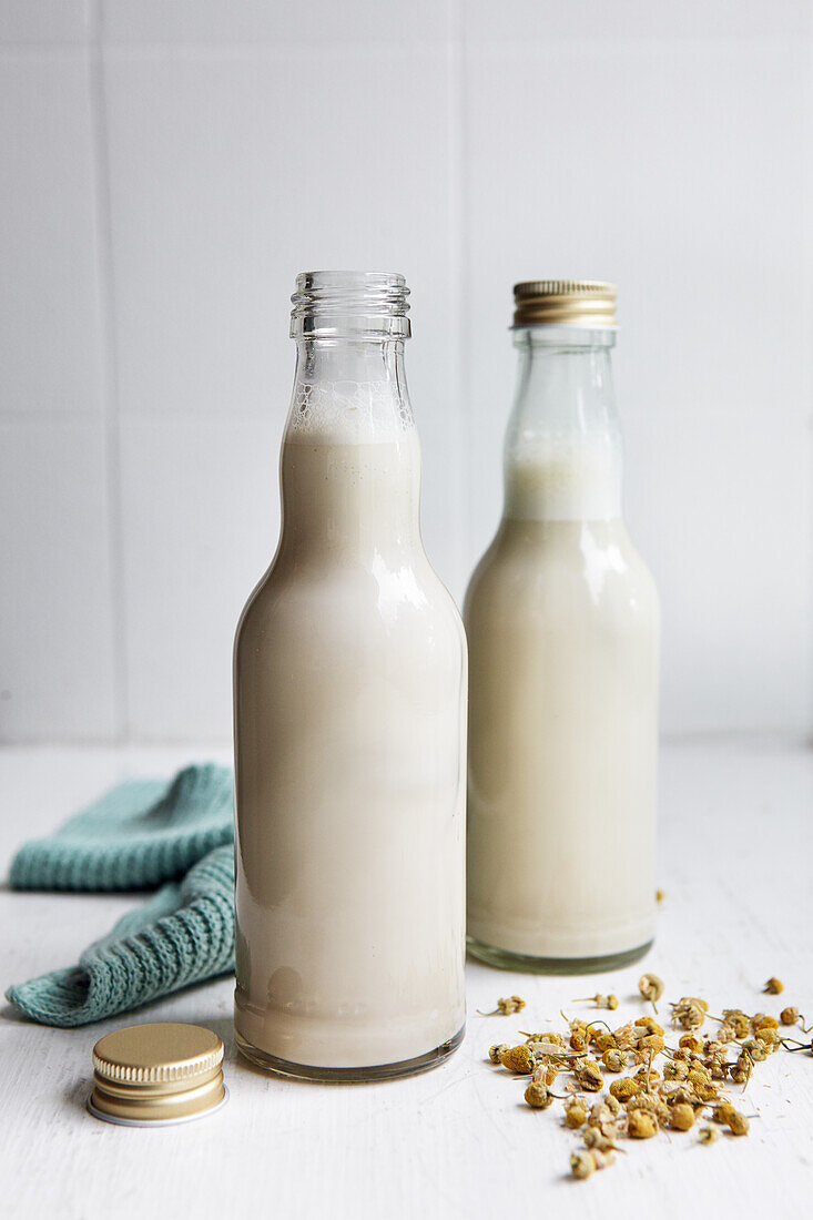 Nussmilch mit getrockneter Kamille