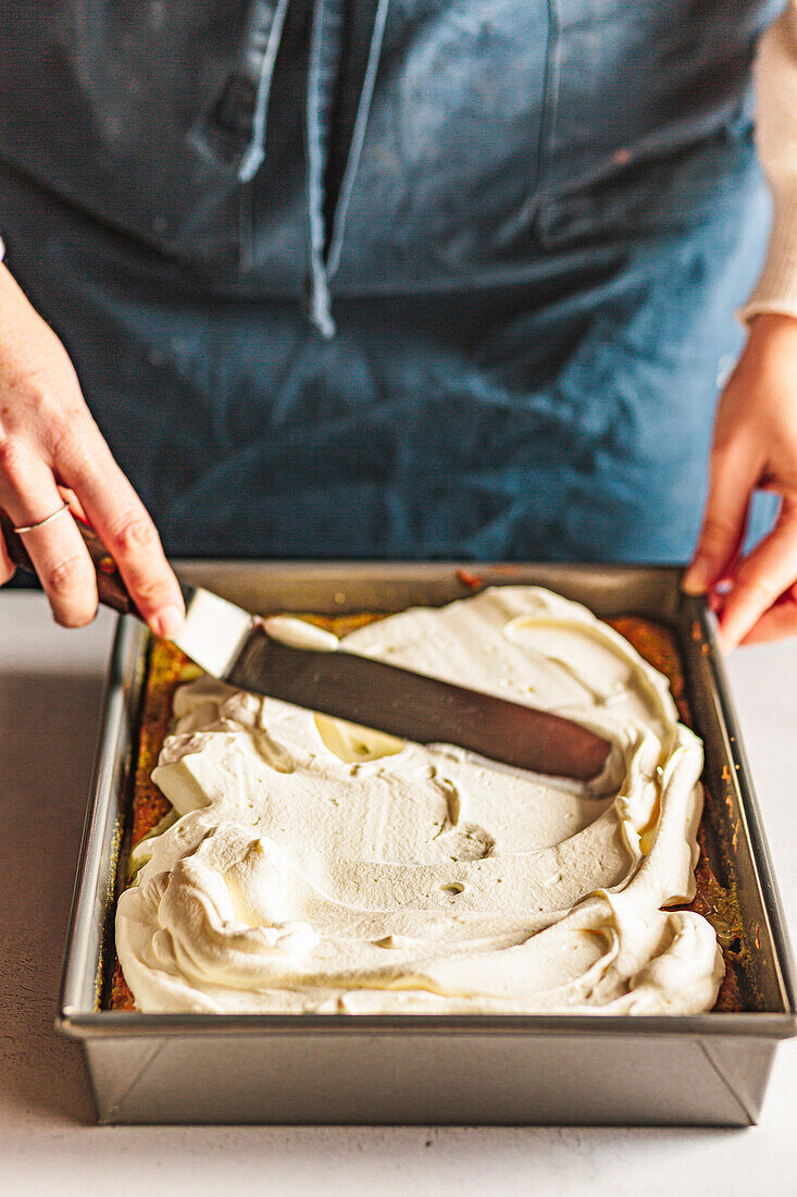 Kuchen mit Frosting bestreichen