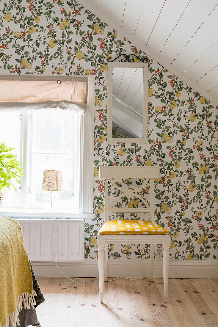 Blumentapete im Schlafzimmer mit Dachschräge