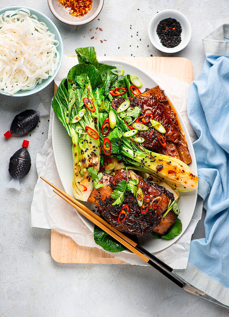 Koreanische Rinderrippchen mit Pak Choi