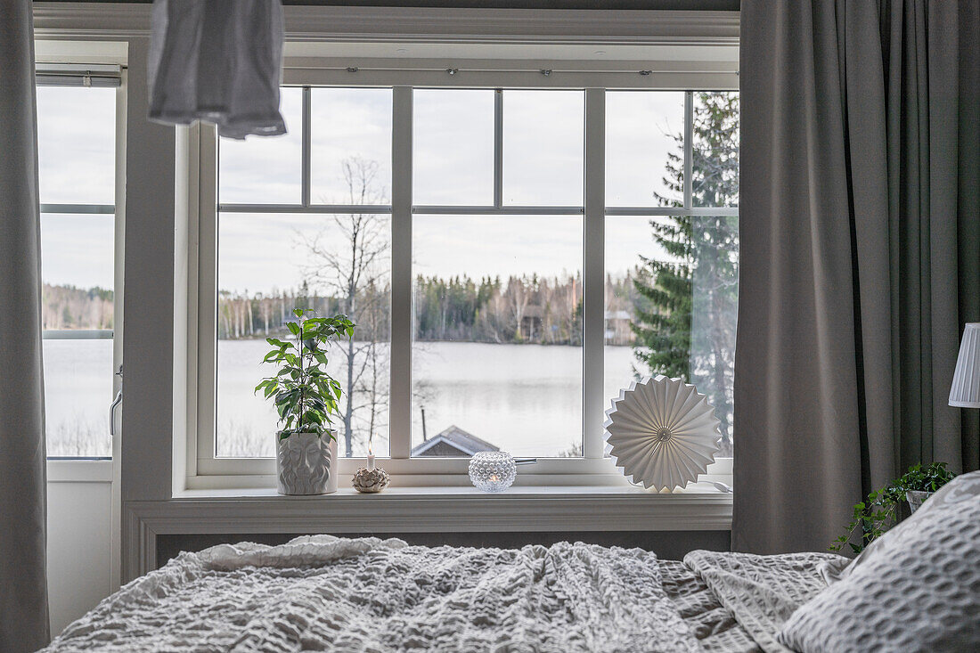 Doppelbett im Schlafzimmer mit Seeblick