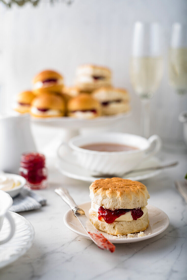 Scone mit Sahne und Marmelade zum Nachmittagstee