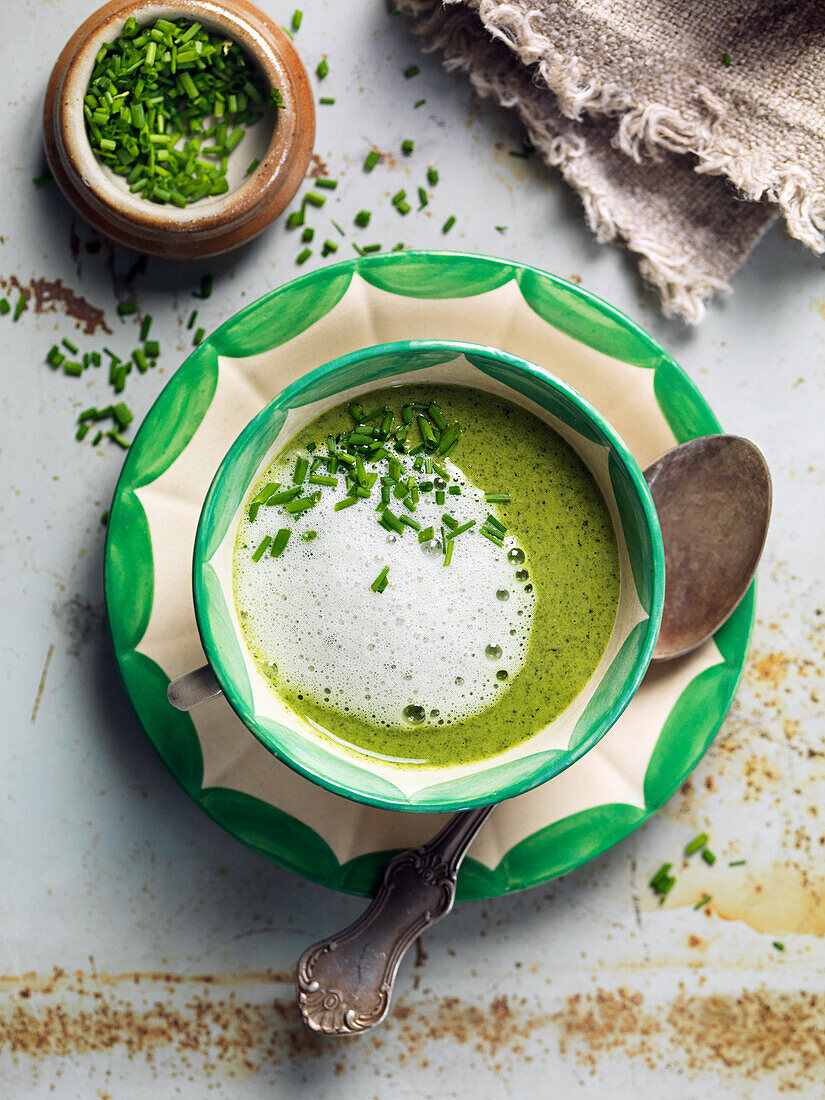 Spinach soup with chive
