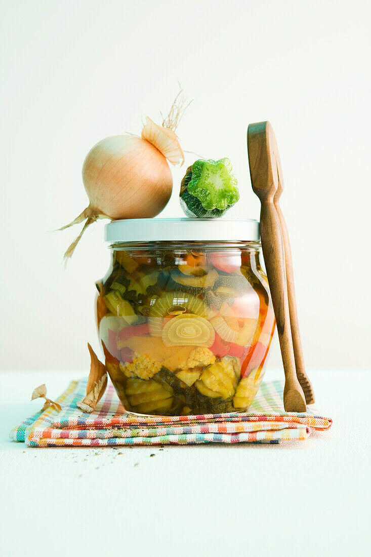 Spicy pickled courgette