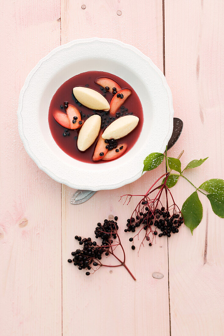 Holunderbeersuppe mit Vanillenockerln