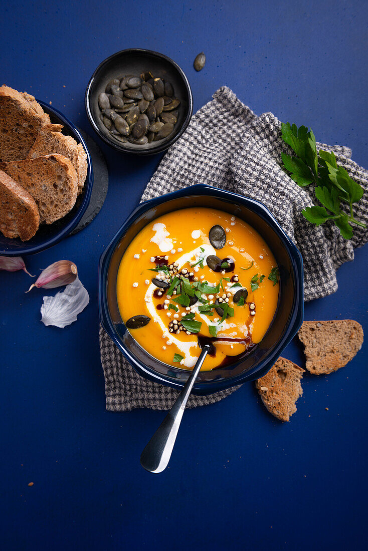 Vegane Hokkaidokürbis-Suppe mit Kürbiskernöl