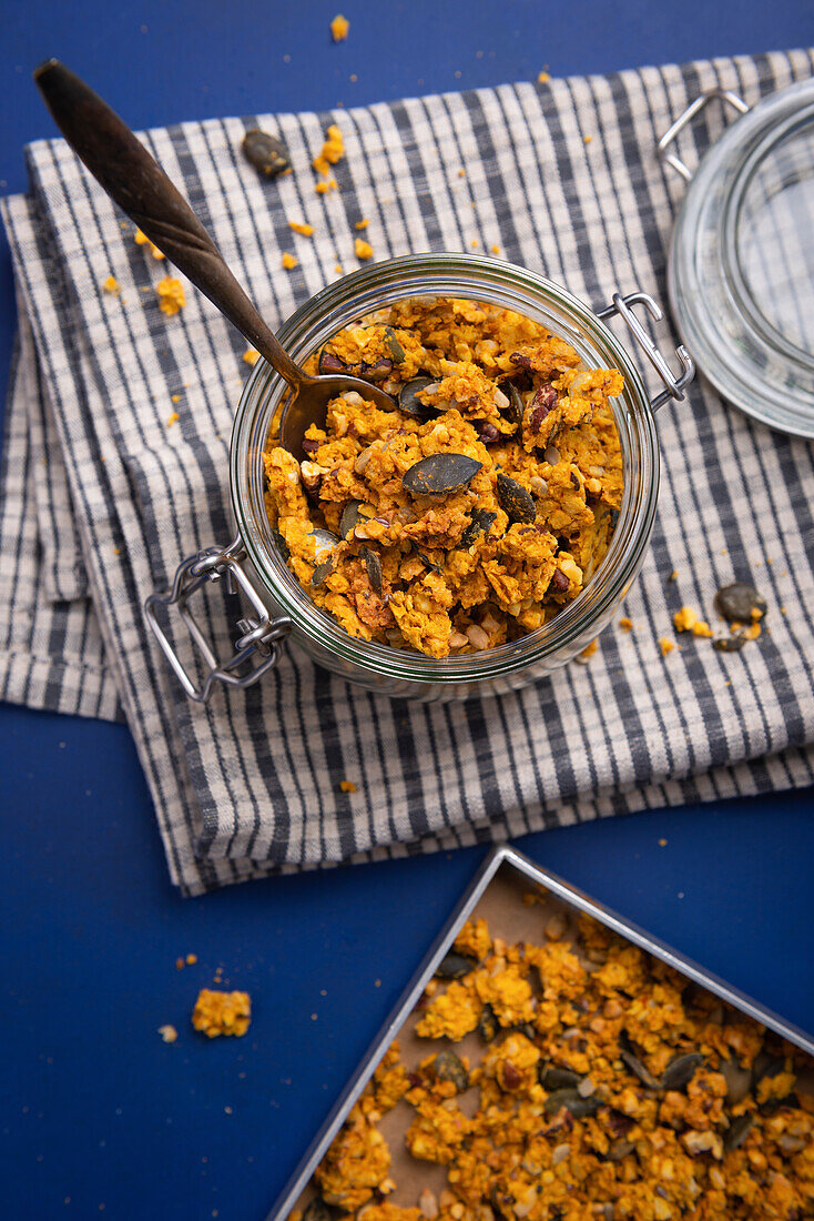 Selbstgemachtes, veganes Kürbismüsli mit Haferflocken, Pekannüssen und Kürbiskernen