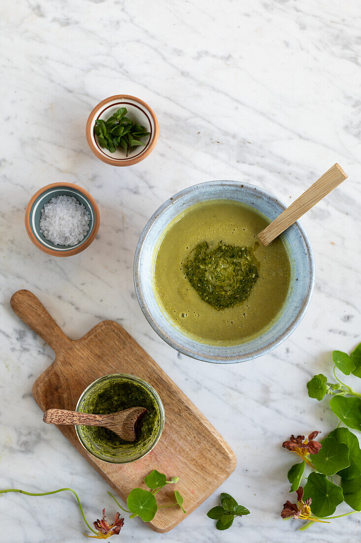 Suppe mit Kapuzinerkresse-Pesto