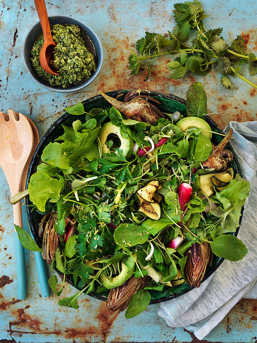 Salad with artichokes, avocado, greens, zucchini, radish, nettels, nettelpesto