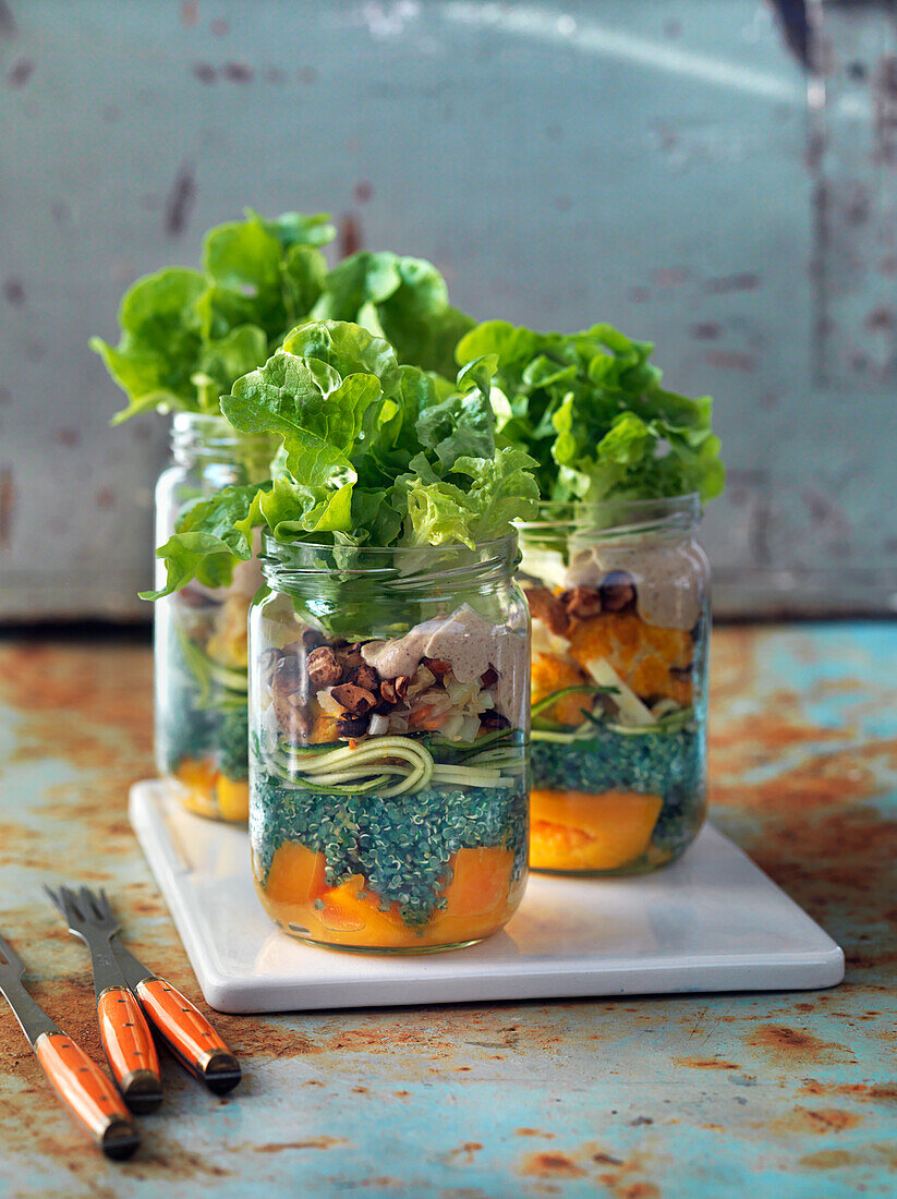 Salat im Glas mit Quinoa, Nüssen, Kürbis, Zoodles und Dressing