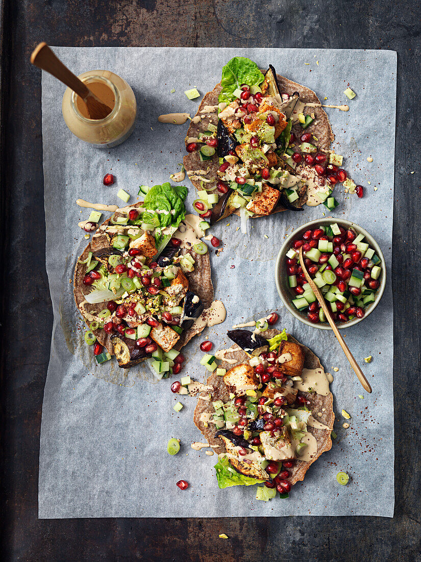 Pancakes mit Tofu, Granatapfel, Aubergine, Gurke, Salat und Dressing