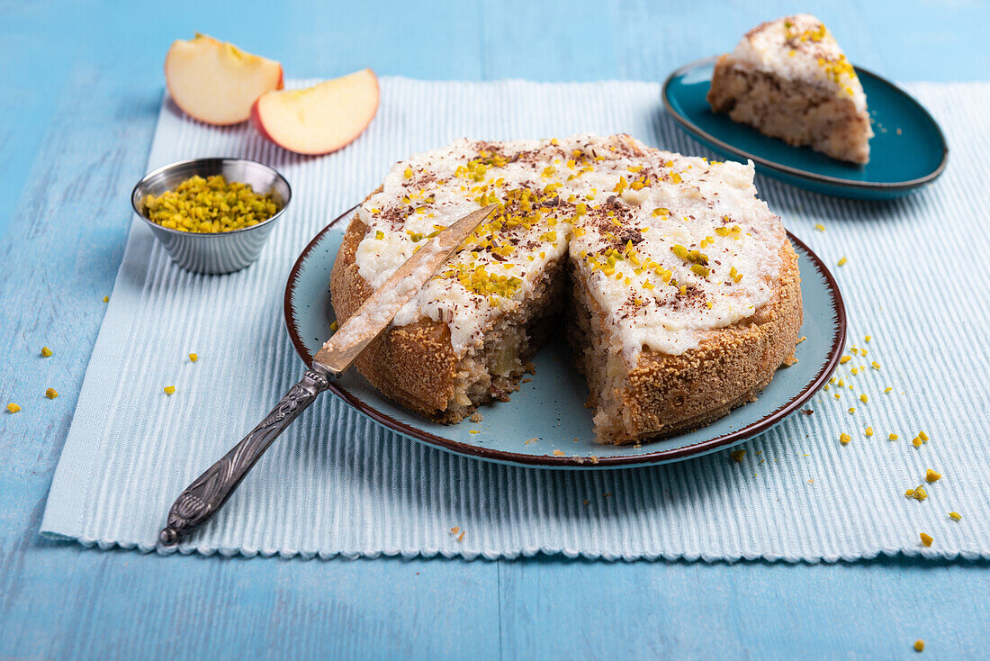 Apfelkuchen mit veganem Frischkäse-Frosting, Pistazien und Raspelschokolade