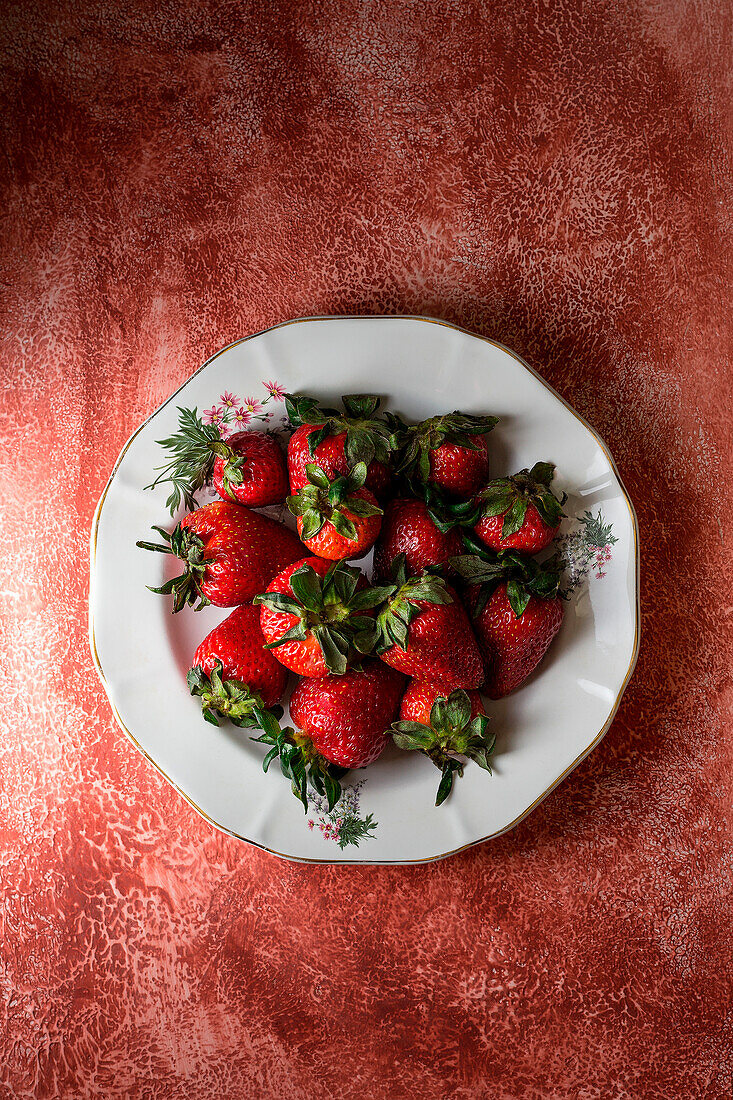 Frische Erdbeeren auf Teller