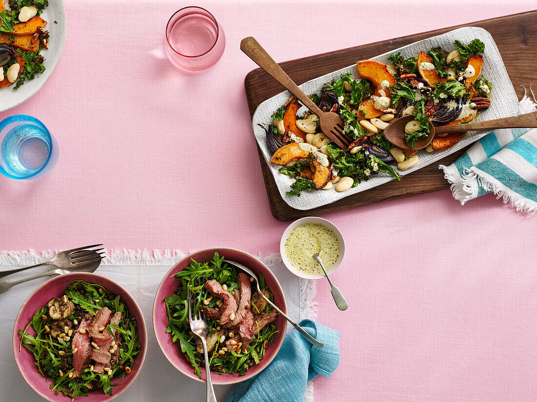 Steakstreifen auf Rucola-Pilz-Salat und warmer Kürbis-Butterbohnen-Salat