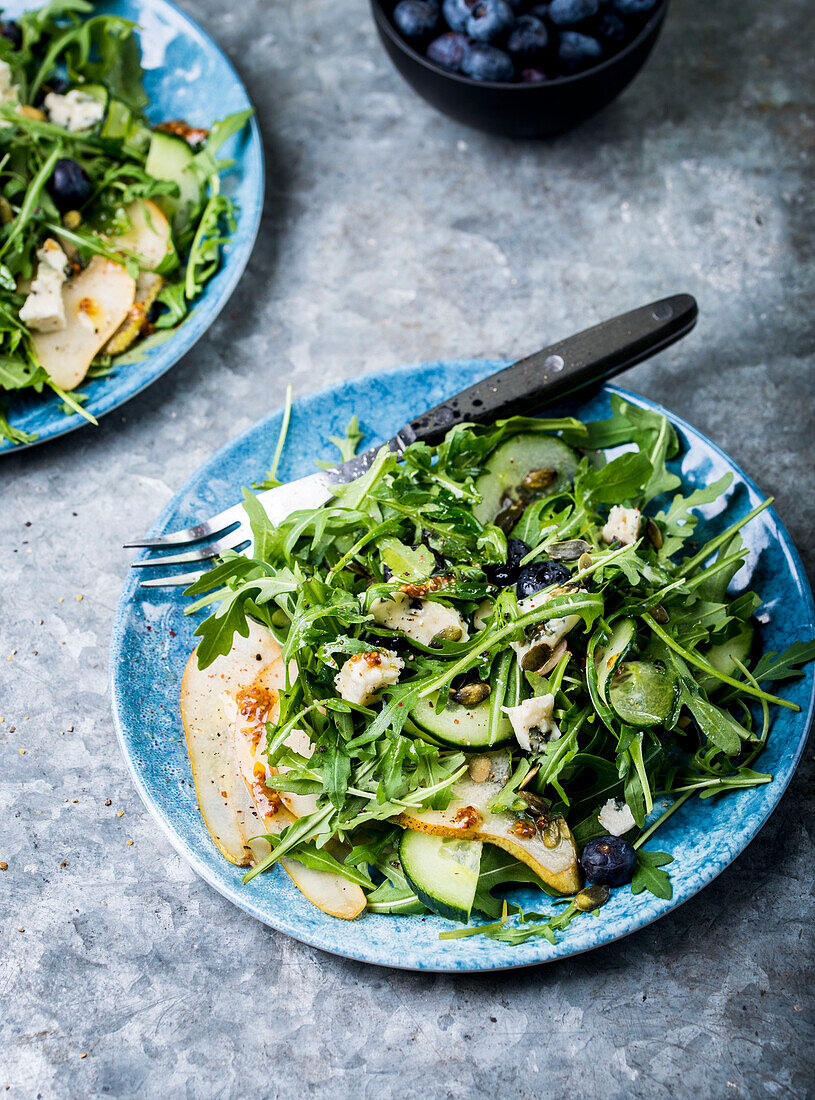 Rucola mit Birnen, Blaubeeren und Feta