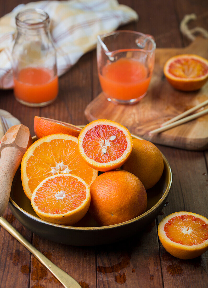 Frische Orangen und frisch gepresster Orangensaft