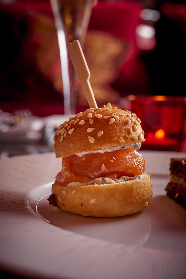 Mini salmon burger