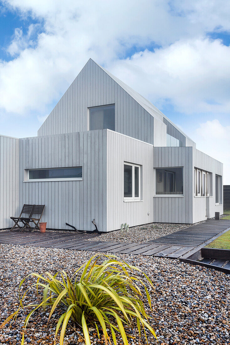 Modernes, freistehendes Haus mit heller Holzverkleidung