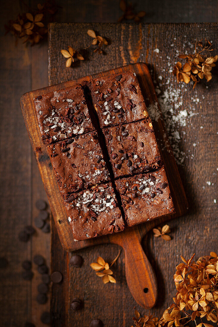 Brownies mit Meersalz und Kakaonibs auf Holzbrett