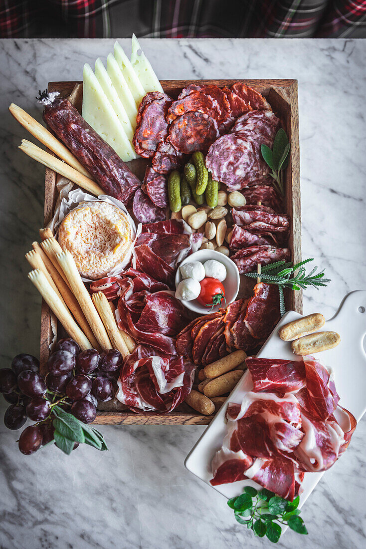 Charcuterie mit feinem Käse und Wurstwaren, serviert auf einem rustikalen Tablett