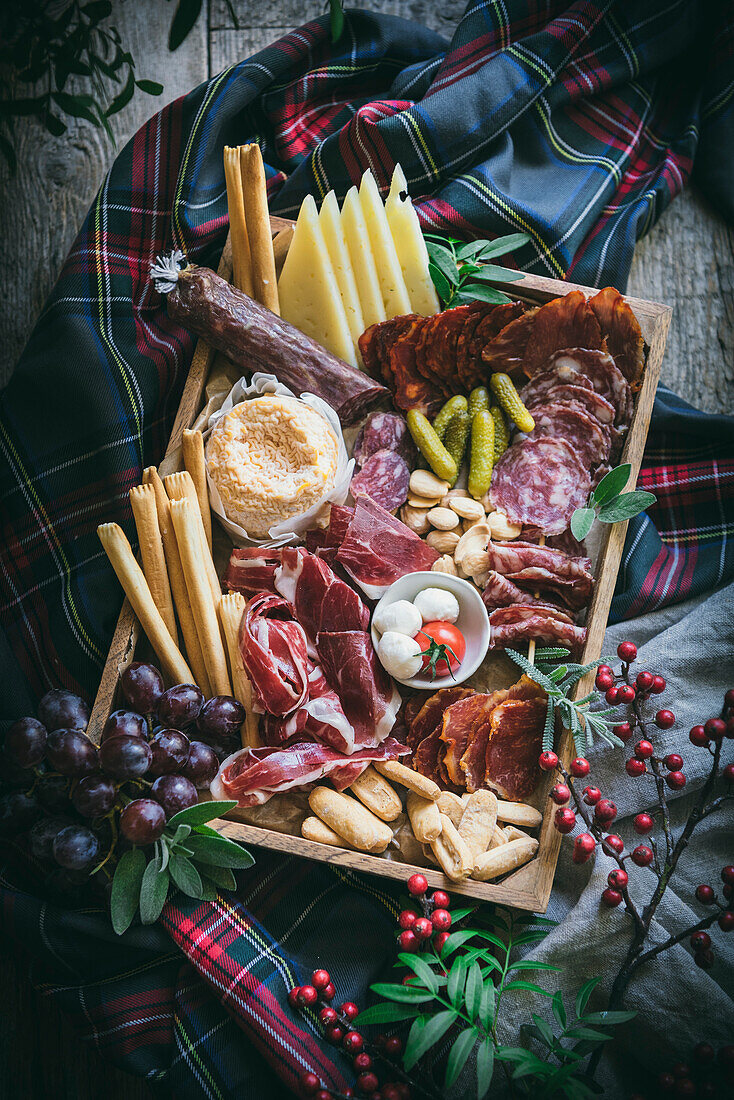 Charcuterie mit feinem Käse und Wurstwaren, serviert auf einem rustikalen Tablett