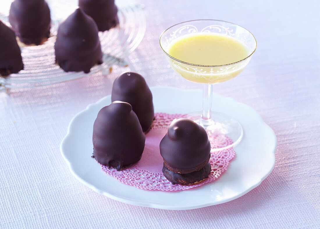 Glazed chocolate mousse with a glass of vanilla liqueur