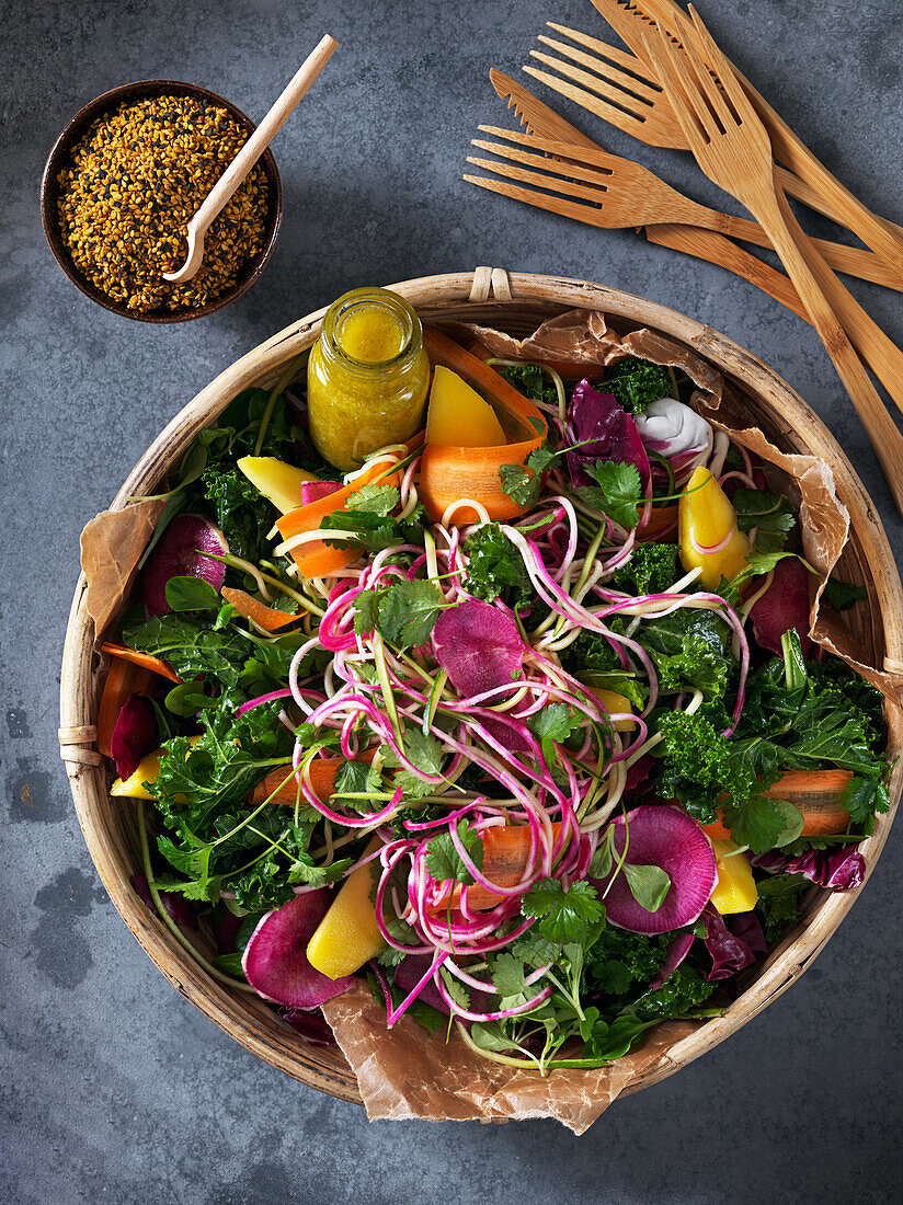Bunter Salat mit Grünkohl, Karotten, Sesam, Rotkohl, Spinat, Rettich und Koriander