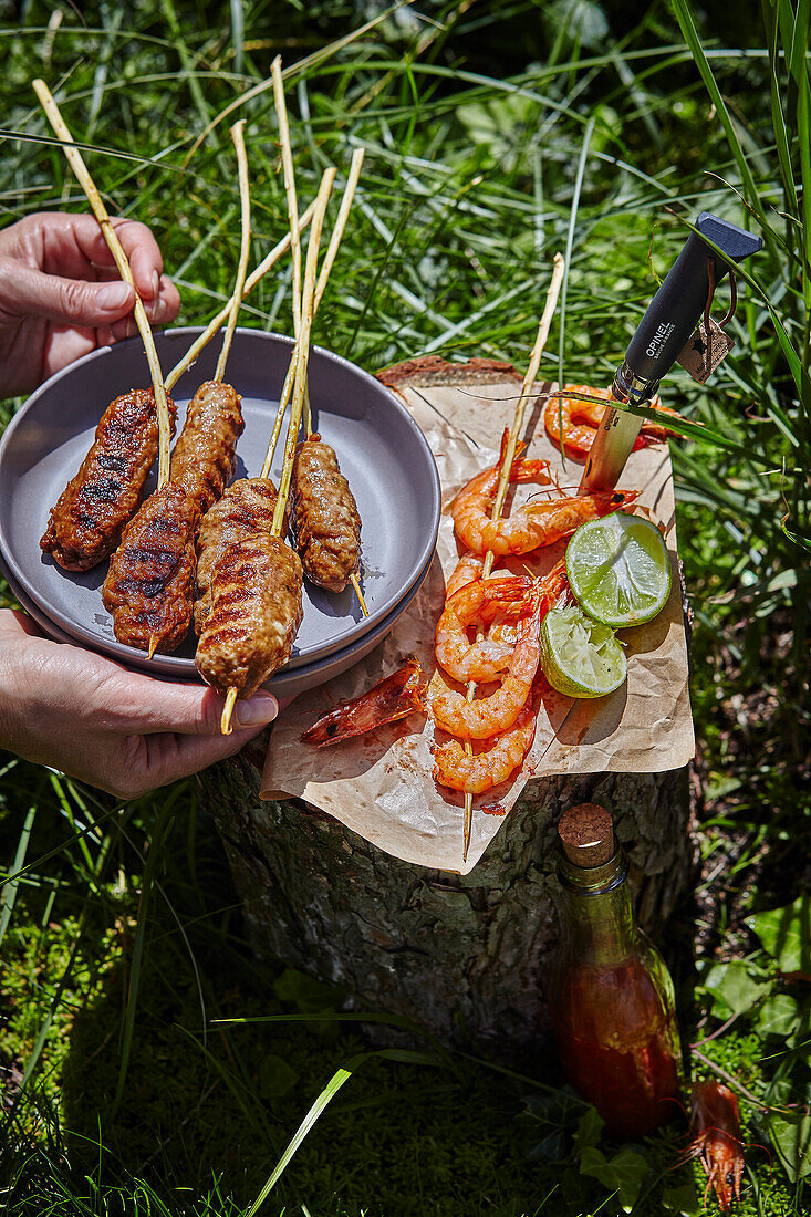 Gegrillte Garnelen- und Fleischspieße