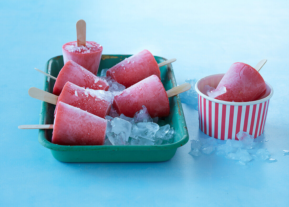 Melonen-Erdbeer-Eis am Stiel