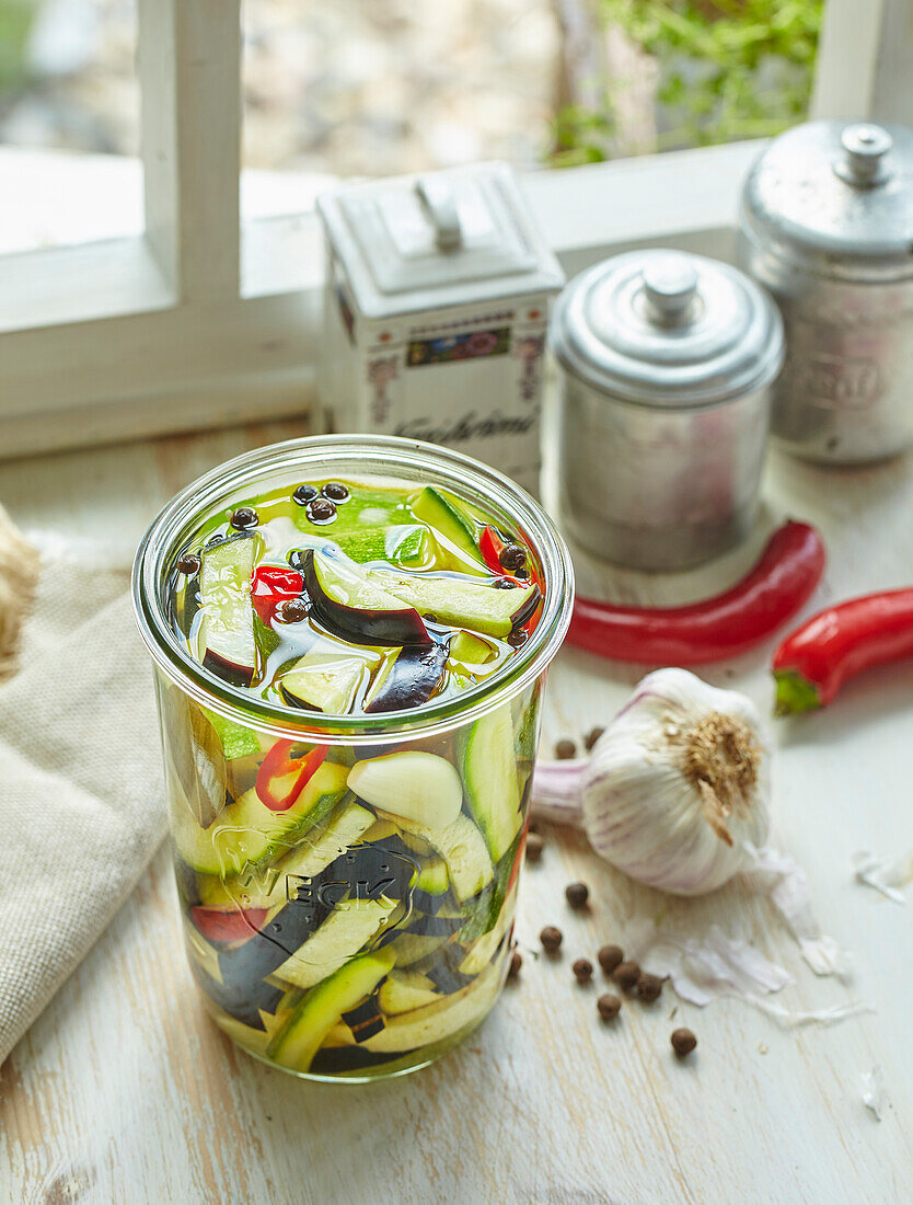 Eingelegte Zucchini mit Auberginen