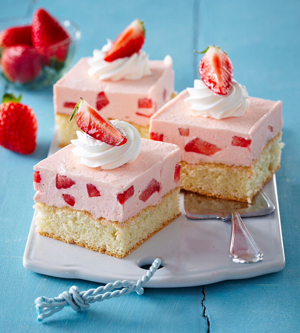 Pudding cuts with strawberries