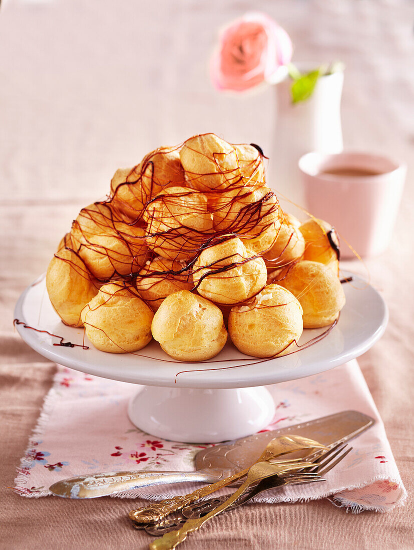 Profiteroles mit Karamell-Kokos-Creme