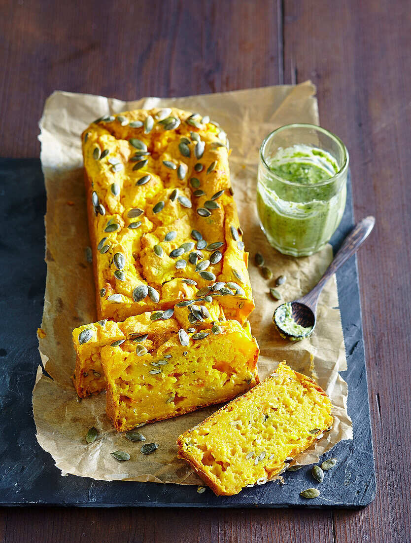 Kürbisbrot mit Pesto