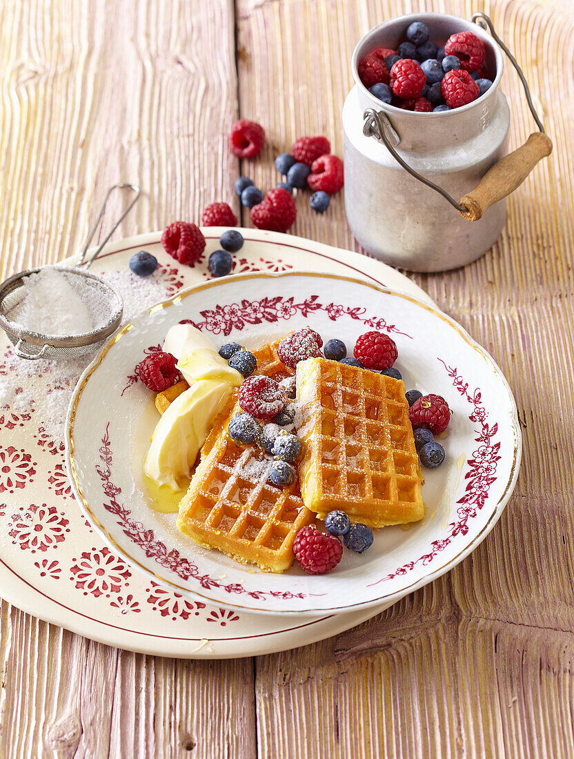 Schnelle Waffeln mit Waldbeeren