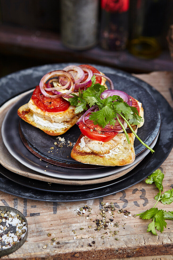 Open Sandwich mit scharf gewürztem Hühnchen und Tomaten