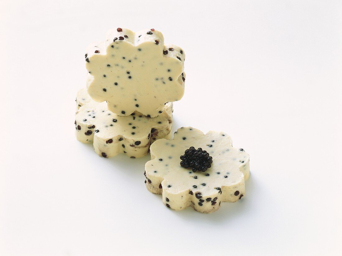 Kaviar-Butter, ausgestochen in Blütenform