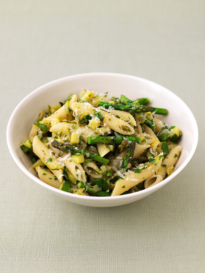 Pasta with asparagus, courgettes and grated cheese