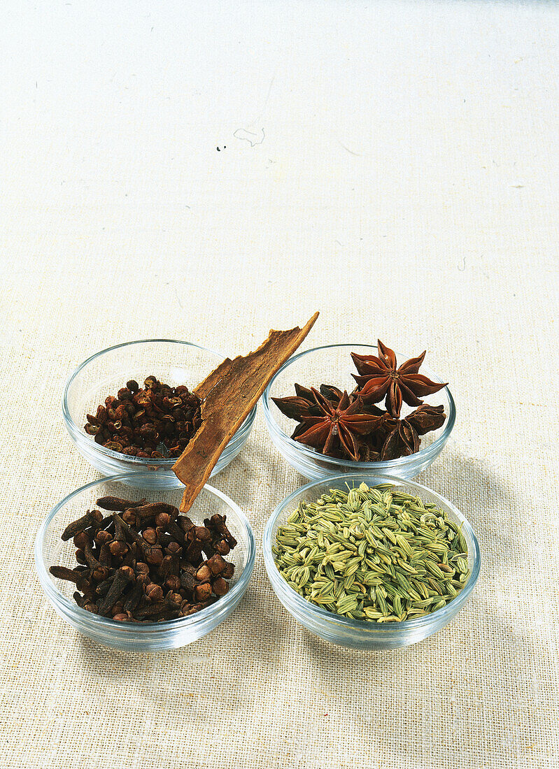Ingredients for five spice powder in small glass bowls