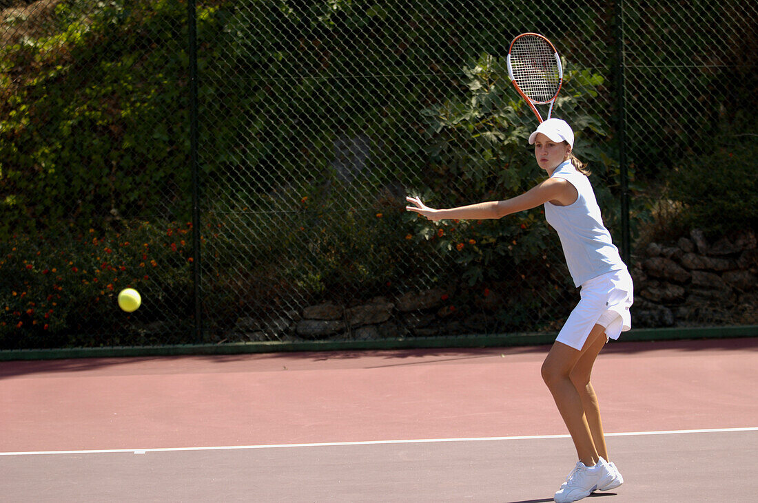 Female tennis player showing forehand return of serve